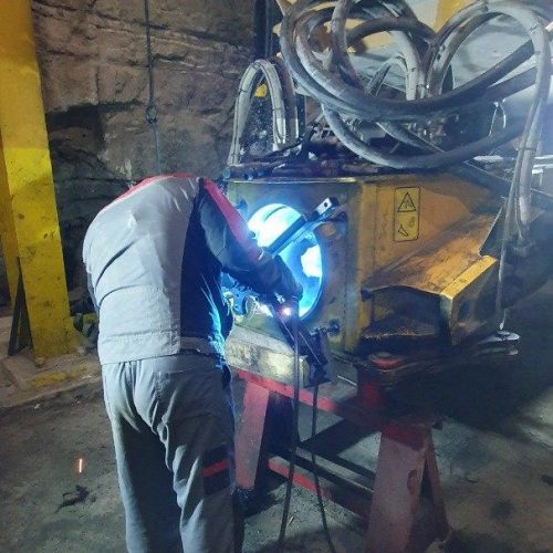 Расточили в заводской размер, зачистили кромки.